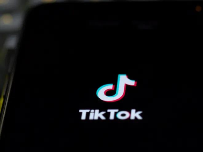 Além da moderação por algoritmos, o TikTok possui revisores humanos que analisam vídeos (Imagem: Reprodução/Solen Feyissa/Unsplash)