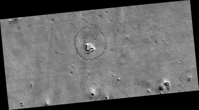 Visão geral da área onde a cratera está (Imagem: Reprodução/NASA/JPL-Caltech/UArizona)