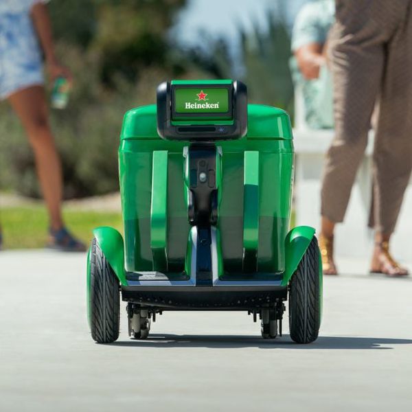 Heineken cria cooler-robô para mudar o seu jeito de tomar cerveja