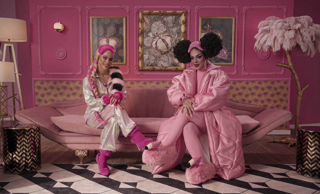 Alexia Twister e Gloria Groove durante cena do primeiro episódio da primeira temporada de Nasce Uma Rainha, intitulado Paola Di Verona (Imagem: Divulgação/Netflix)