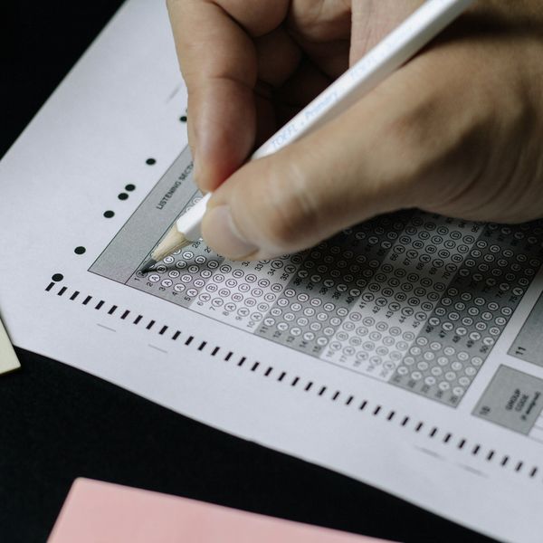 Justiça Ignora IA em Concurso: Nota da Banca Prevalece e Candidato Sofre Derrota!