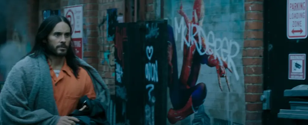 Repare que existe um Homem-Aranha do TObey Maguire ao fundo sendo chamado de assassino (Imagem: Reprodução/Sony Pictures)