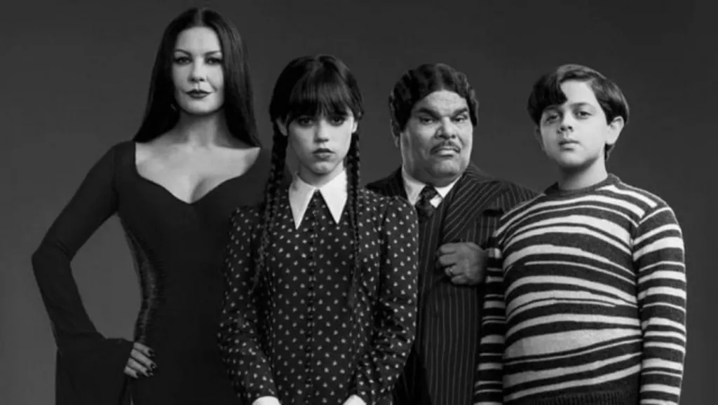 Além de Jenna Ortega, a série conta com Catherina Zeta-Jones, Luis Guzmán, Isac Ordonez e Fred Armisen. (Imagem:Reprodução/Netflix)
