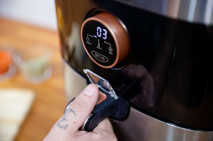 Air Fryer Oster OFRT660 cesto