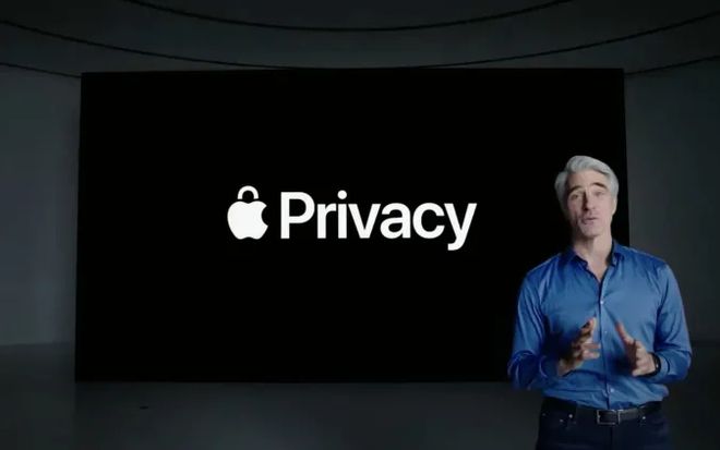 Craig Federighi não quer nem que o usuário precise confiar na Apple para utilizar o Private Relay (Imagem: Reprodução/Apple)
