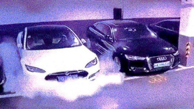 Um veículo Model S, da Tesla Motors, pegando fogo espontaneamente em uma garagem em Shanghai, na China, em abril deste ano (Imagem: Reprodução/ExtremeTech)