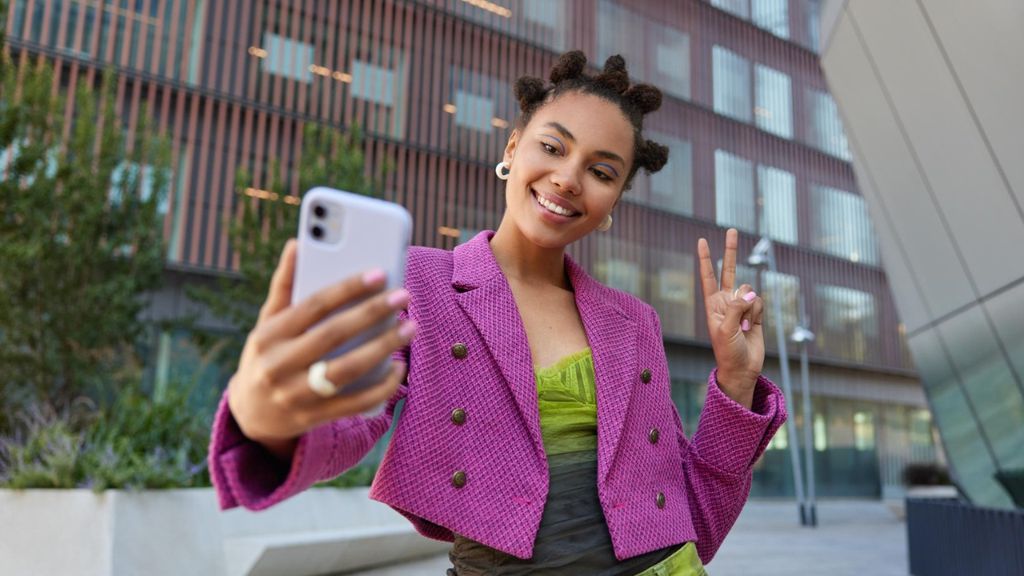 Criadora de conteúdo gravando um vídeo na rua