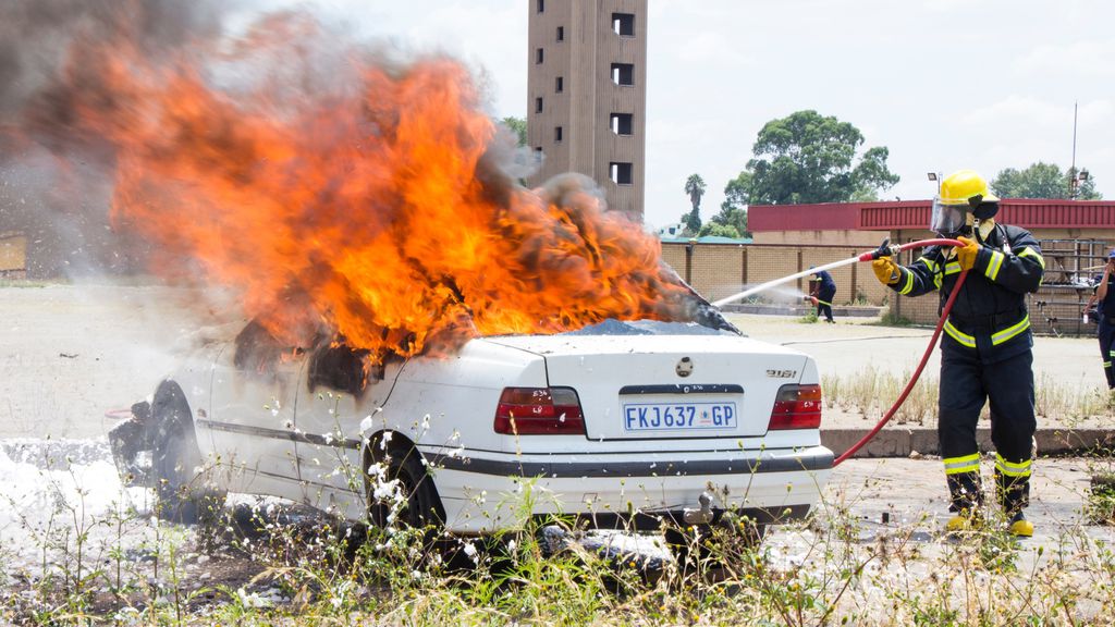 Apagar incêndio em carros elétricos é mais complicado e demorado (Jade Naidoo/Unsplash/CC)