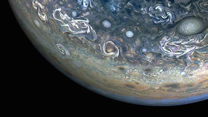 Foto de Júpiter revela tempestades misteriosas no hemisfério norte do planeta