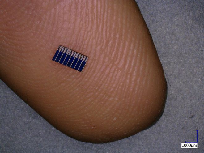 Cientistas criam tecido com células que carregam smartphones com energia solar