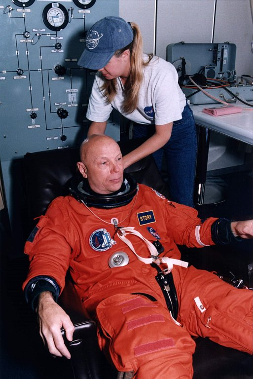 Musgrave em preparação para a missão STS-80 (Imagem: Reprodução/NASA)