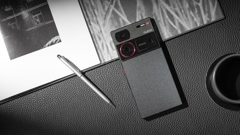 Nubia Z60 Ultra estreia com rara lente de vidro e recarga de 80 W