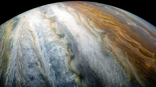 Missão Juno da NASA desvenda mistério sobre relâmpagos em Júpiter