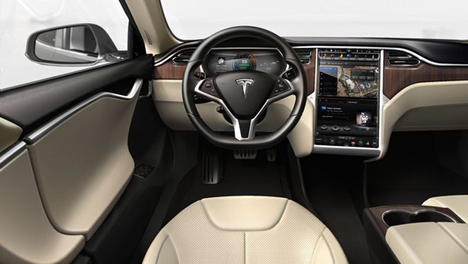 Um dos principais atrativos do Model S é sua tela de 17 polegadas, que pode ser usada para controlar os mais diversos recursos do veículo Um dos principais atrativos do Model S é sua tela de 17 polegadas, que pode ser usada para controlar os mais diversos recursos do veículo
