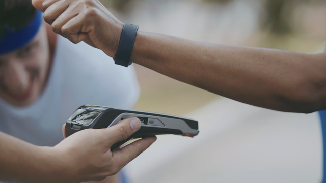 Trigg e Visa lançam pulseira de pagamentos que funciona como cartão de crédito