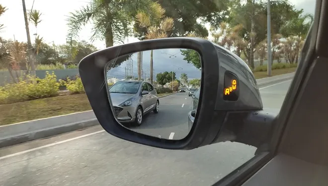 O alerta de ponto cego faz muita diferença no trânsito (Imagem: Felipe Ribeir/Canaltech)