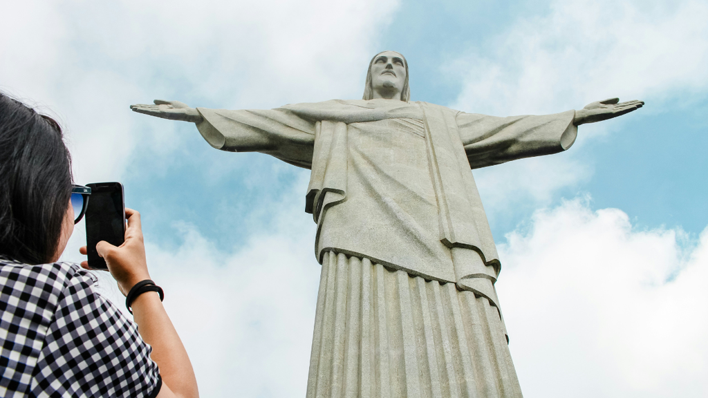 mulher fotografando o cristo redentor