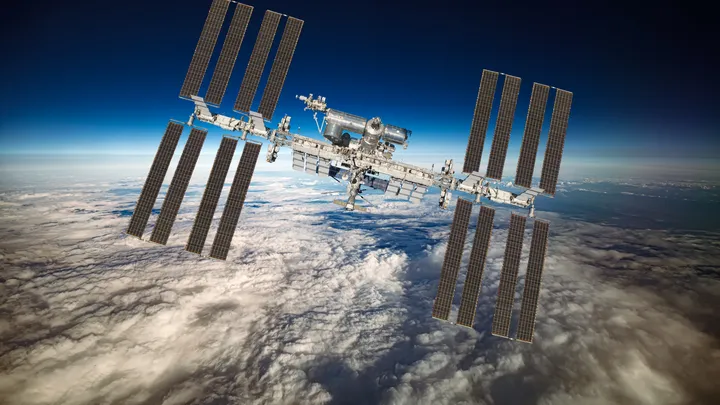 A ISS fará a reentrada na atmosfera terrestre para cair no Oceano Atlântico, sem oferecer riscos à vida humana (Imagem: Reprodução/cookelma/Envato)
