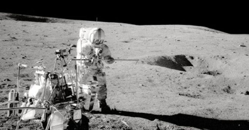 Alan Shepard jogando golfe na Lua durante a missão Apollo 14 (Foto: NASA)