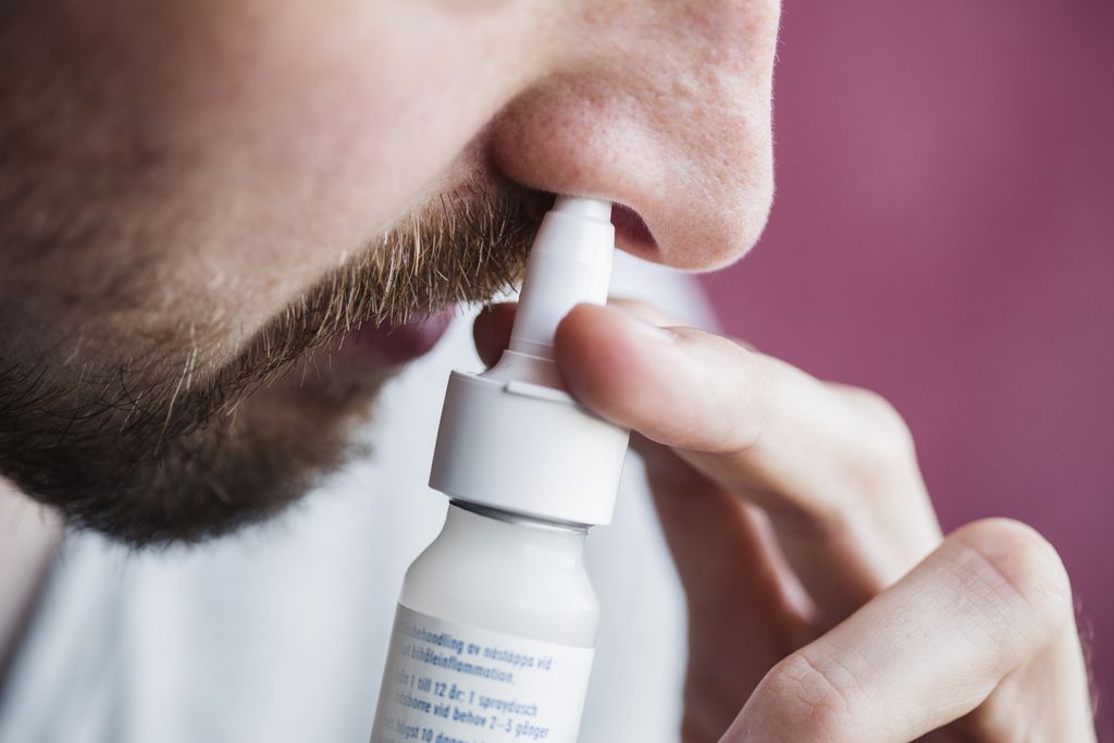 Cientistas brasileiros podem lançar vacina contra a covid-19 em formato de spray nasal em 2022 (Imagem: Reprodução/Astrakanimages/Envato)