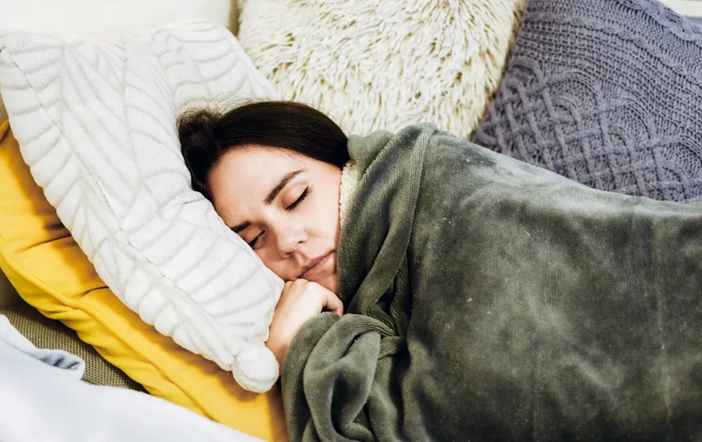 Podemos até nos mover um pouco durante o sono, mas é bem incomum acabar no chão durante a noite: por que não caímos da cama enquanto dormimos? (Imagem: Twenty20photos/Envato)
