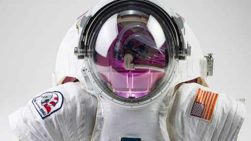 NASA usa arma gigante que atira em trajes espaciais para testar sua resistência