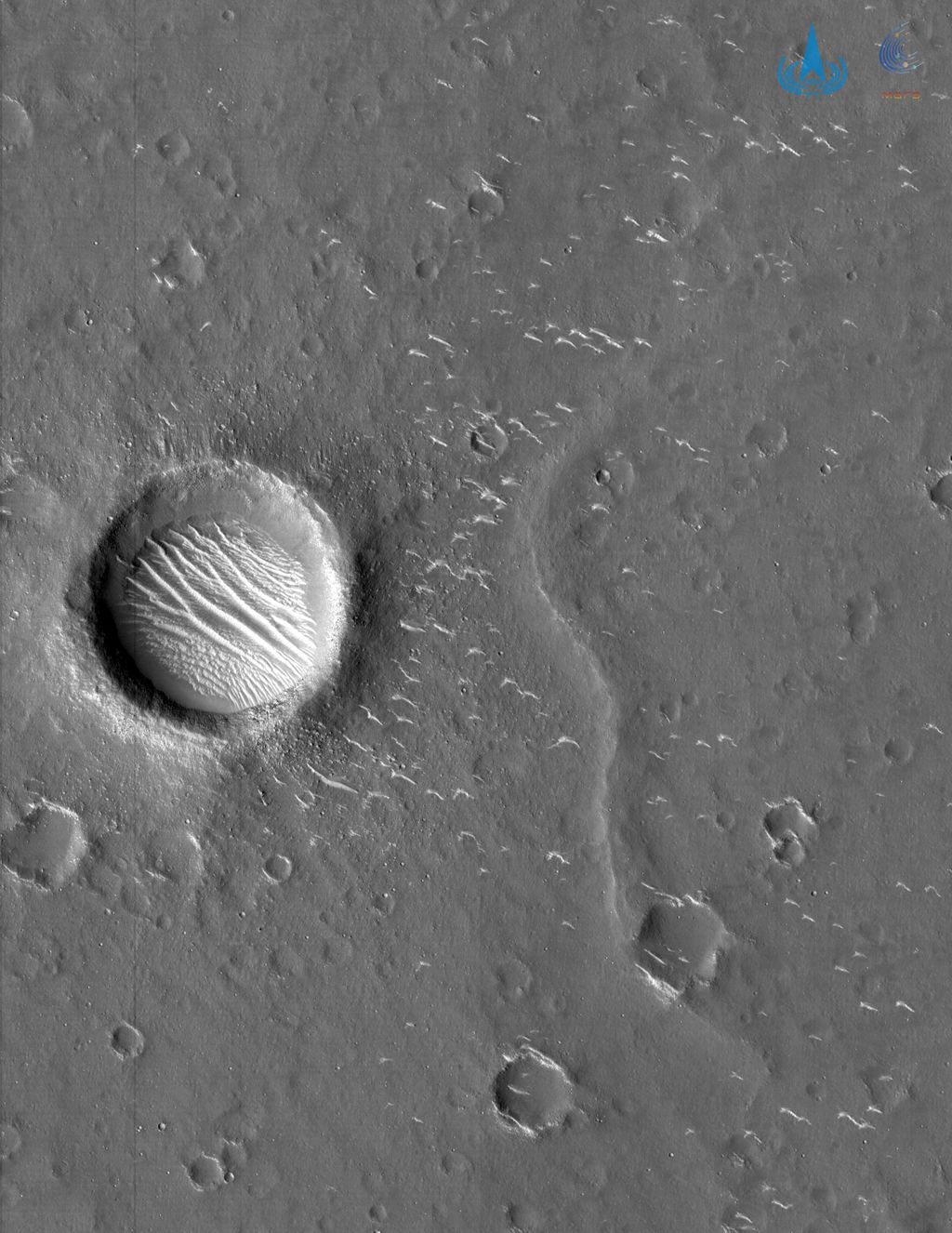 A maior cratera de impacto registrada nasimagens pode ter mais de 600 m de diâmetro (Imagem: Reprodução/CNSA)