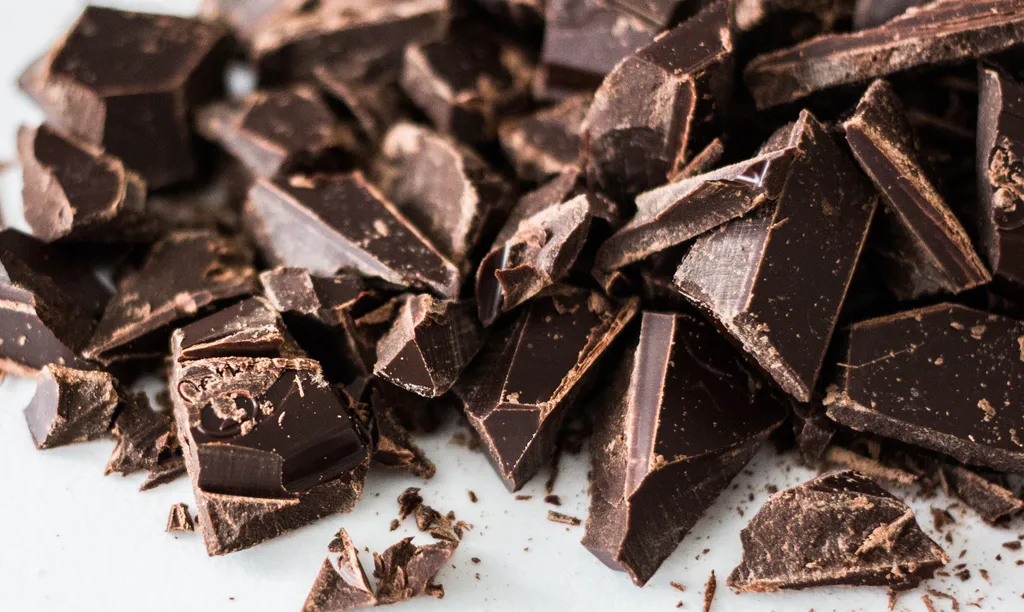 O chocolate amargo é um dos alimentos que melhora a concentração (Imagem: Charisse Kenion/Unsplash)