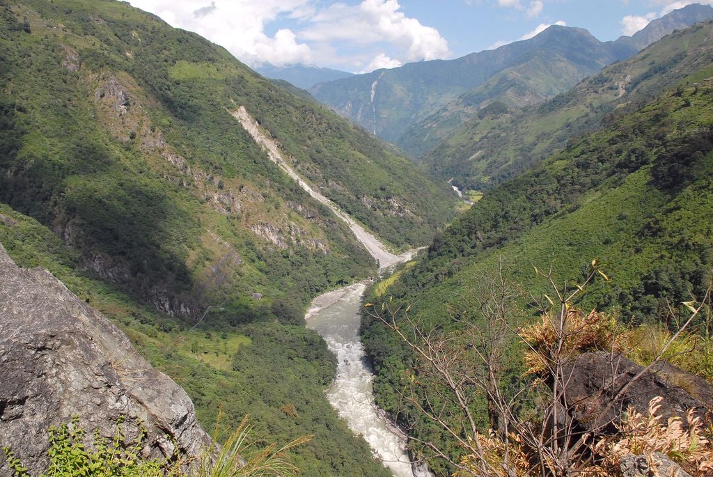 O vale do Rio Arun, que pode ser o responsável pelo Everest ser mais alto do que deveria, segundo geólogos (Imagem: Sergey Pashko/CC-BY S.A-3.0)