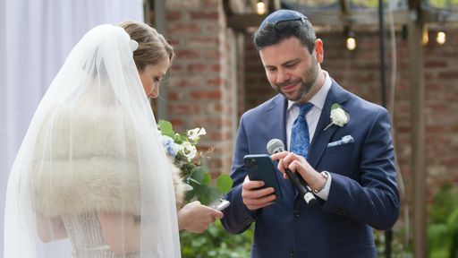 Casal troca “alianças virtuais” como tokens não-fungíveis NFT durante casamento