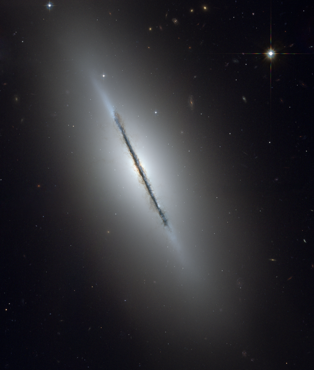 A galáxia lenticular NGC 5866 é uma das ricas em poeira (Imagem: Reprodução/NASA/JPL-Caltech/R. Hurt)