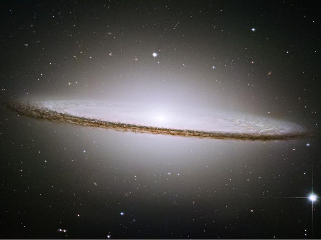 A Galáxia do Sombrero tem características de espiral e de elíptica (Imagem: Reprodução/NASA)