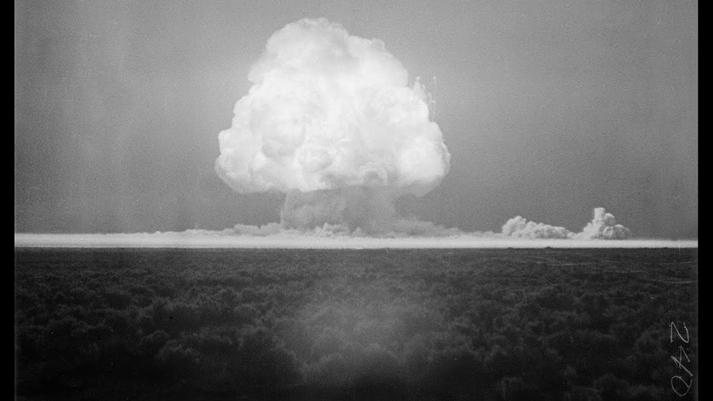 O teste Trinity, fotografado em preto e branco em 16 de julho de 1945, 80 anos atrás (Imagem: Atomic Heritage)