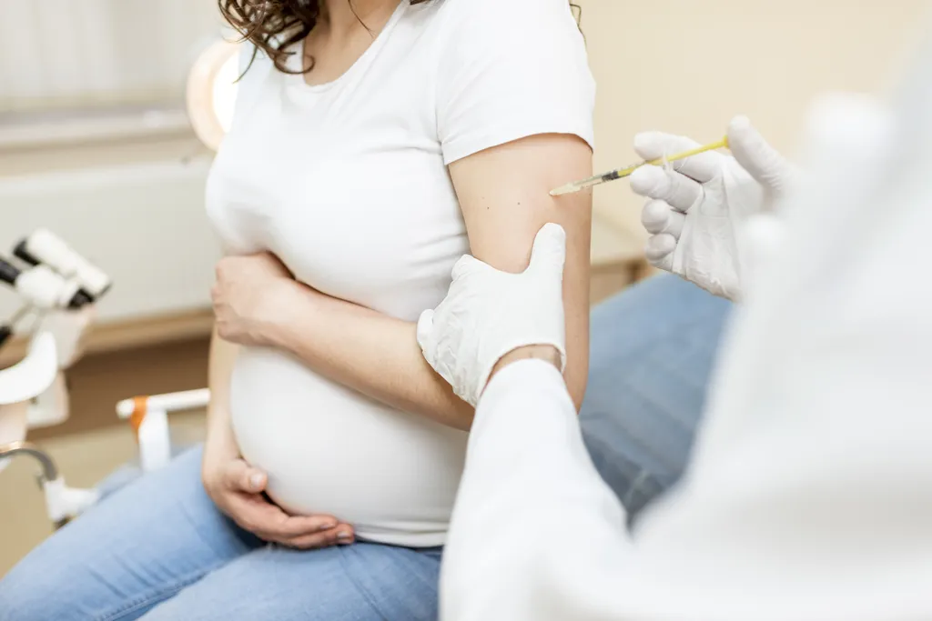 Mães vacinadas podem transmitir anticorpos contra a covid-19 para bebês, através do leite materno (Imagem: RossHelen/Envato)