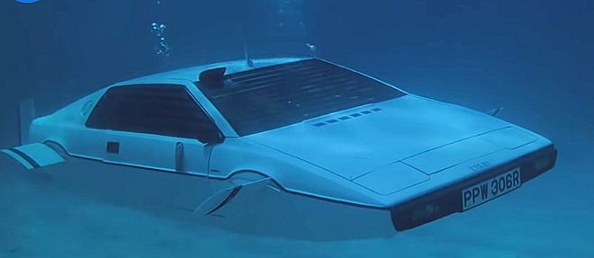 O Lotus Esprit branco que o agente secreto James Bond dirigiu no filme O Espião Que Me Amava (1977) (Imagem: Reprodução)