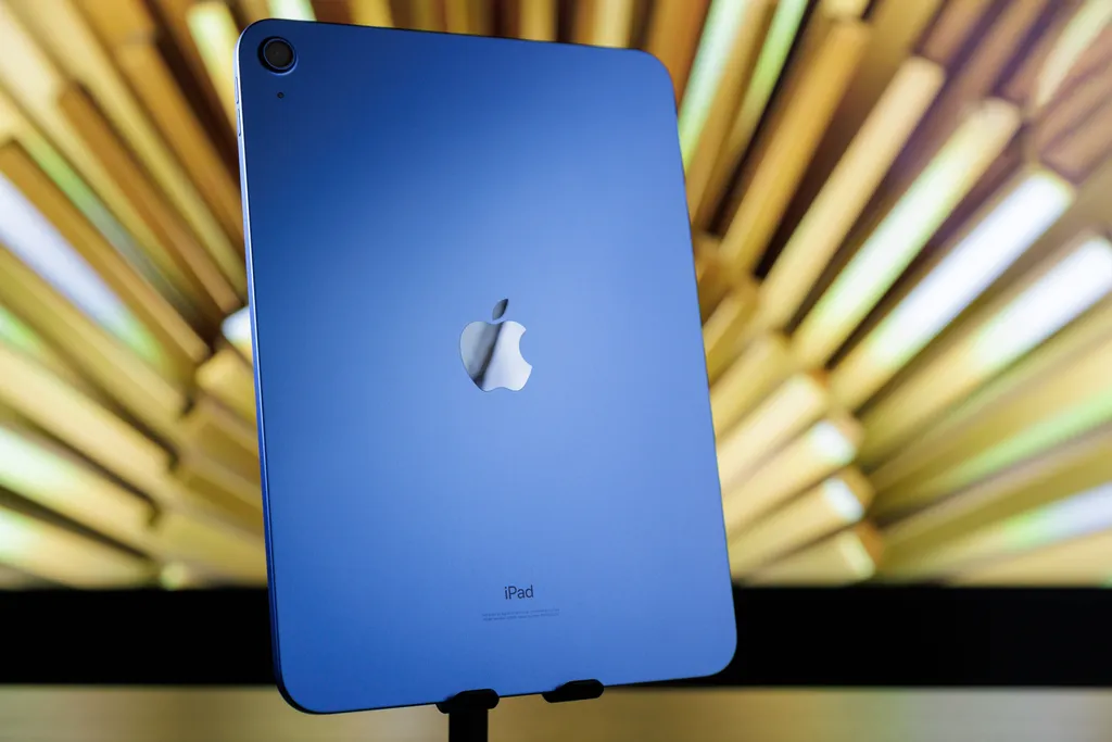 iPad 10ª geração tem o design com leves modificações em relação ao antecessor (Imagem: Ivo Meneghel Jr./Canaltech)