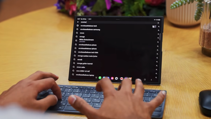 Celular Samsung que dobra em 3 “vira notebook mais leve do mundo”; entenda