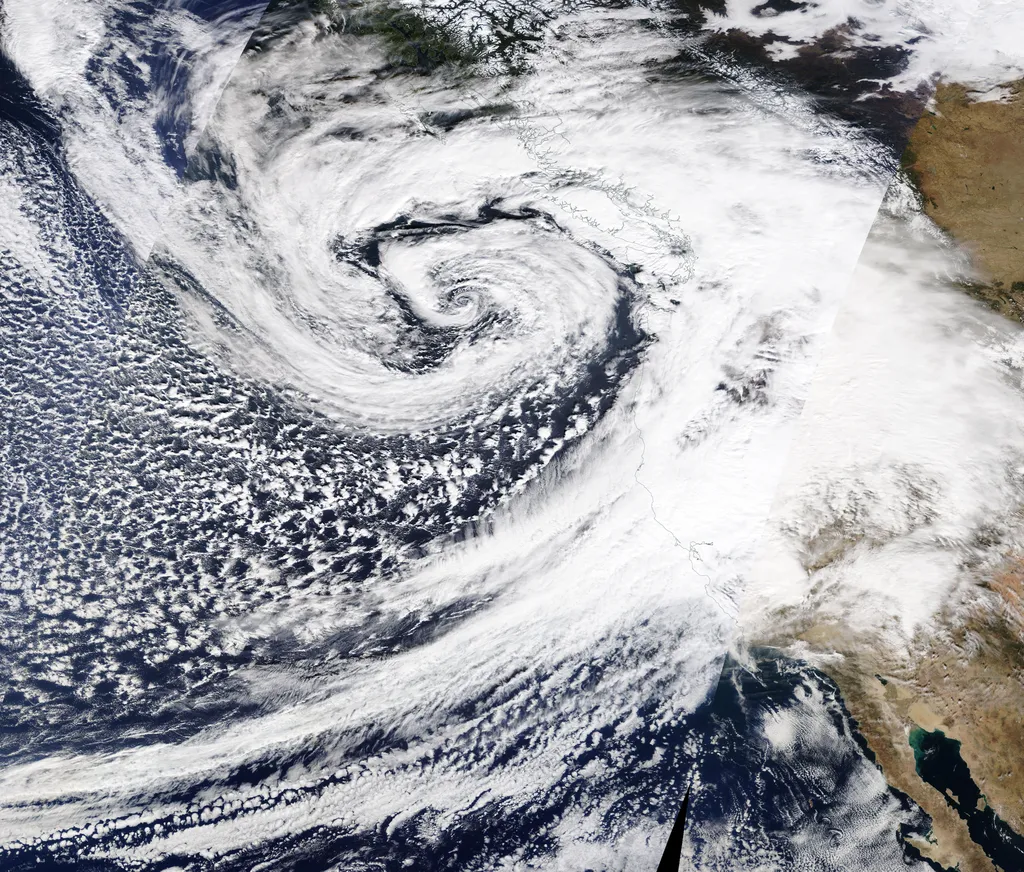 Formação de um ciclone bomba vista do espaço (Imagem: Reprodução/NASA)