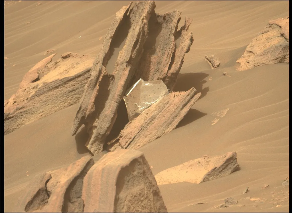 Pedaço da manta metálica que protegeu o Perseverance na jornada a Marte foi encontrado a 2 km do local de pouso. Imagem: Nasa/JPL