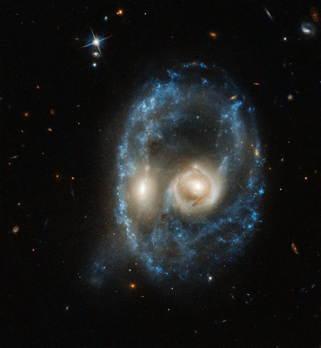 Colisão entre galáxias forma face no meio do universo (Foto: Nasa, ESA)
