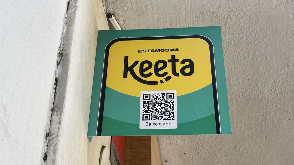 Placas com QR Code para baixar o Keeta foram distribuídas no Rio de Janeiro (Imagem: Bruno De Blasi/Canaltech)