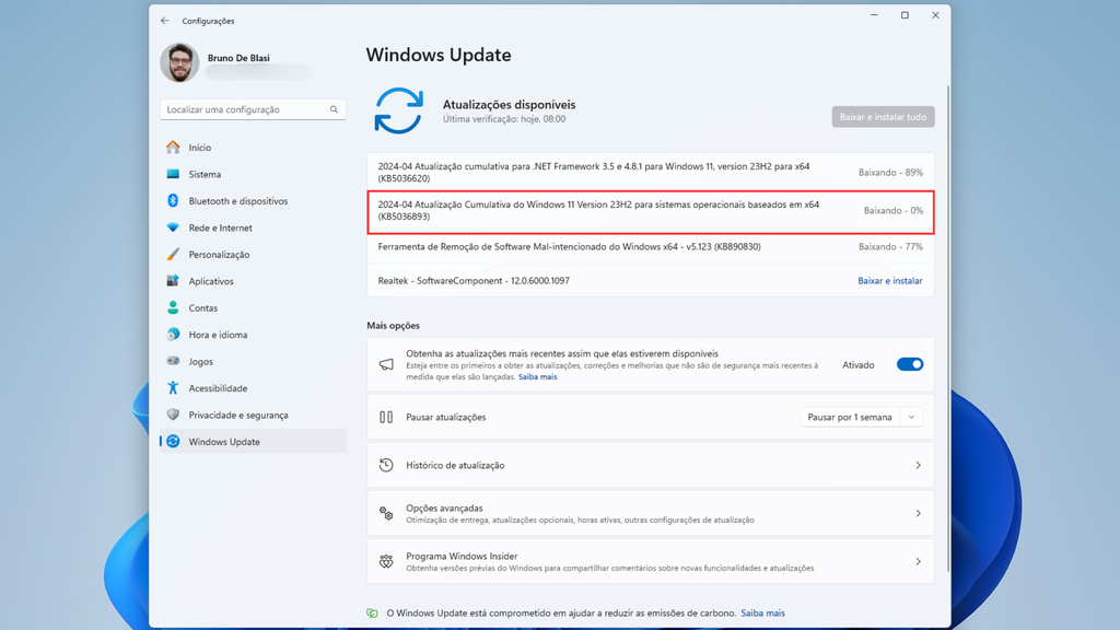 Captura de tela das configurações do Windows 11 com o download da atualização Moment 5 em andamento (Imagem: Captura de tela/Bruno De Blasi/Canaltech)