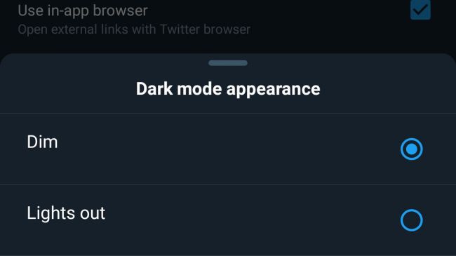 Menu de escolha de modo noturno do Twitter, com "Dim" sendo a opção atual e "lights out" a nova que usa fundo realmente preto (Imagem: Twitter)