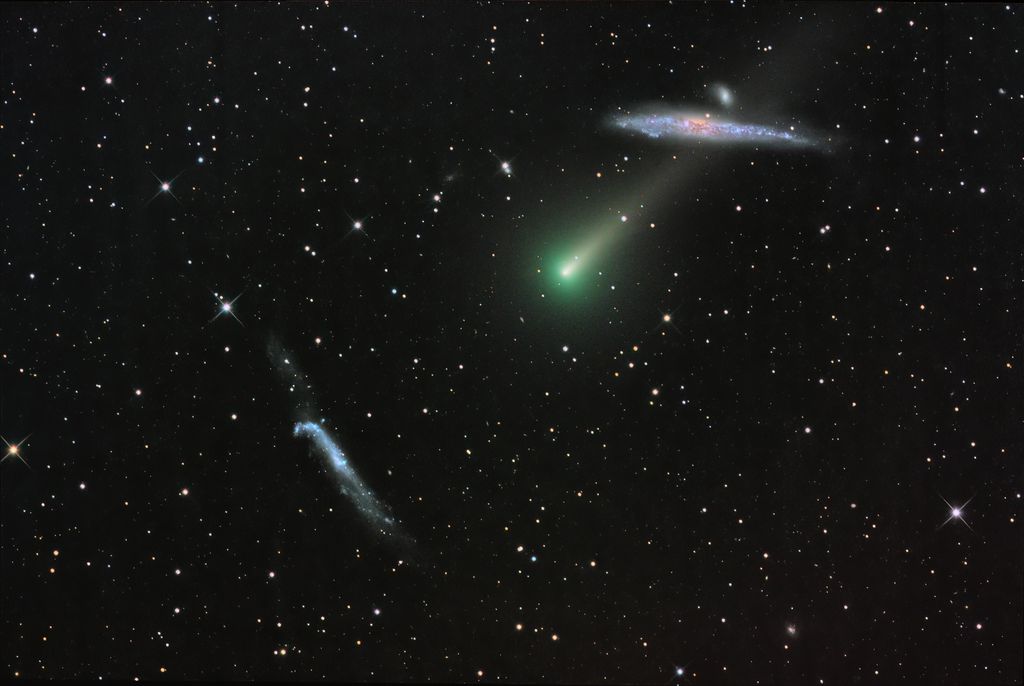 O cometa Leonard aparece no centro da foto, com as galáxias NGC 4631 e NGC 4656 na parte superior e inferior, respectivamente (Imagem: Reprodução/Gregg Ruppel)