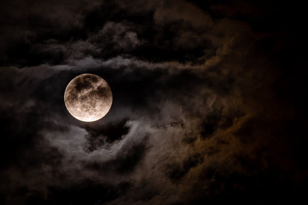 Mesmo em meio às nuvens, a Lua Cheia pode impressionar com seu brilho (Imagem: Reprodução/Brett Sayles/Pexels)