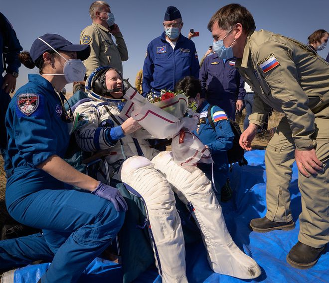  A astronauta da NASA, Kate Rubins, após pousar na cidade de Zhezkazgan, Cazaquistão (Imagem: Reprodução/NASA/Bill Ingalls)