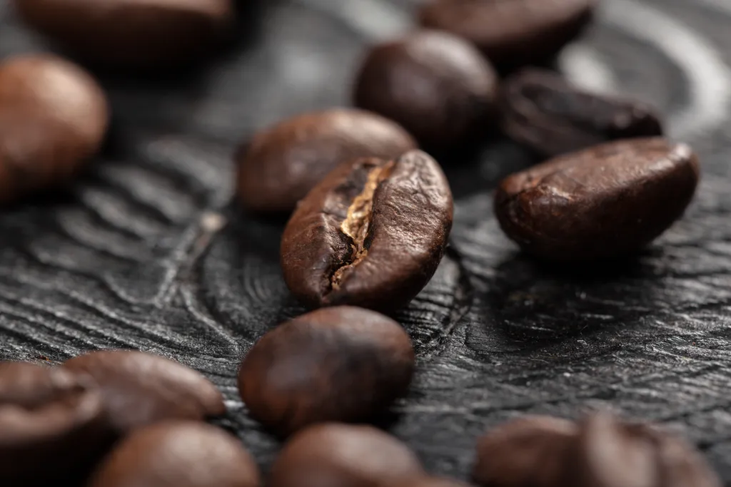 O segredo do café espresso perfeito está no tipo de moagem dos grãos (Imagem: FabrikaPhoto/Envato)