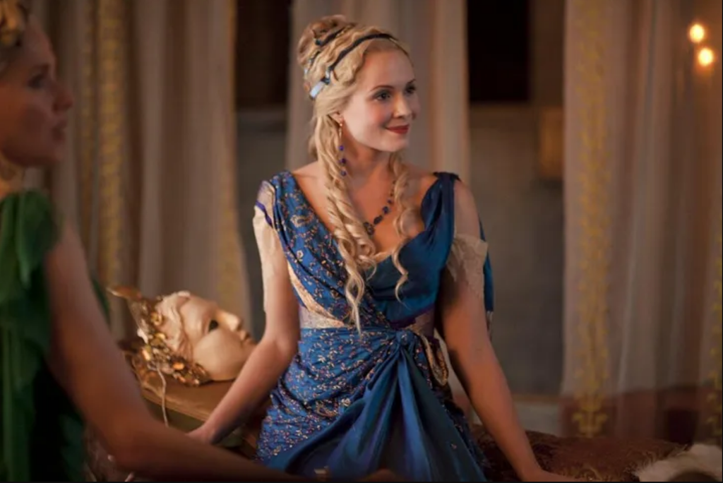Licinia, na série Spartacus: na realidade, as mulheres usavam uma túnica e uma estola, uma segunda roupa por cima — além de que as casadas cobriam os cabelos quando saíam (Imagem: Starz/Divulgação)