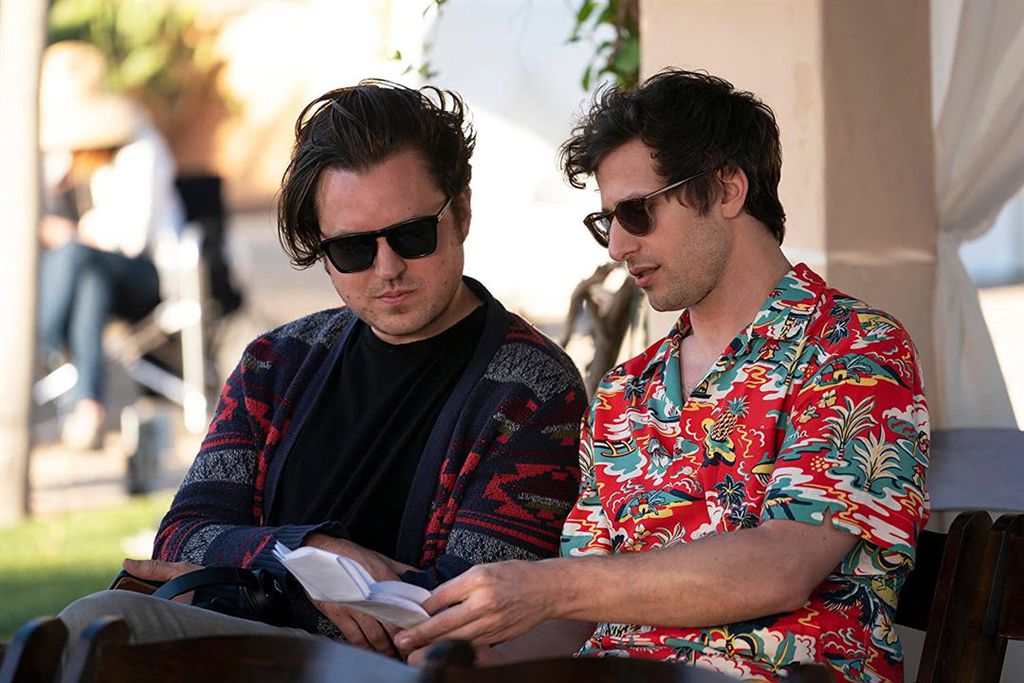 Andy Siara e Andy Samberg no set de Palm Springs (Imagem: Reprodução/Neon)