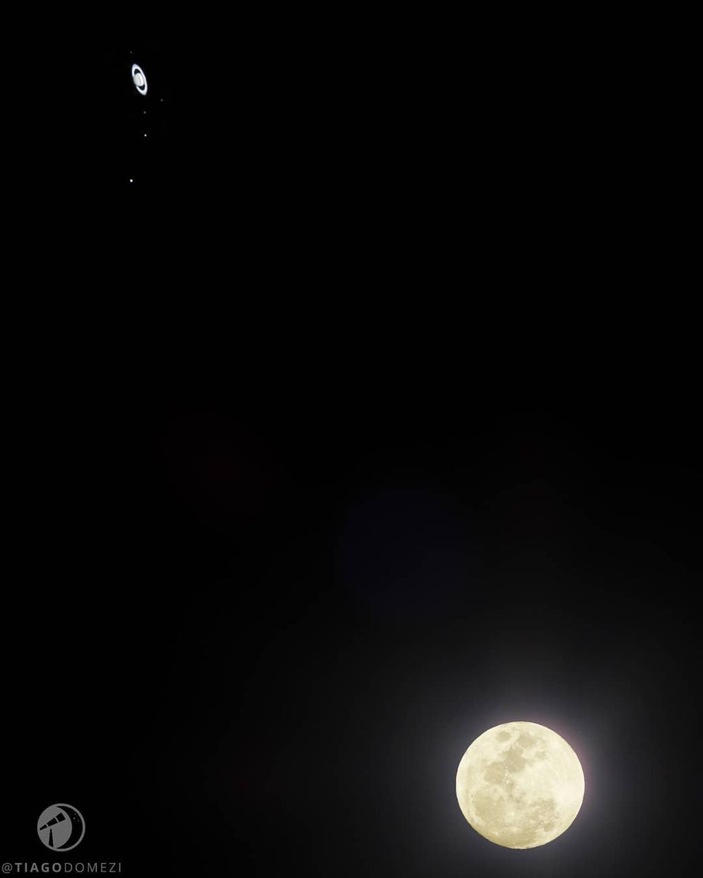 Nesta imagem, resultado de uma composição de fotos individuais, não vemos Júpiter, mas vemos Saturno, seus belos anéis e algumas de suas luas logo acima da nossa Lua praticamente cheia (Foto: Reprodução/Tiago Domezi)